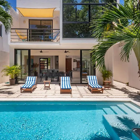 Wonderful Tropical Home 3Br, Garden, Private Pool.